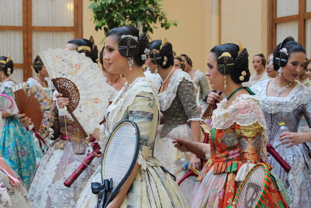 Tres generaciones de falleras en la Batalla de Flores