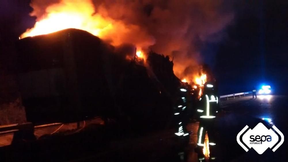 El incendio de un remolque obliga a cortar la Autovía del Cantábrico en Llanes