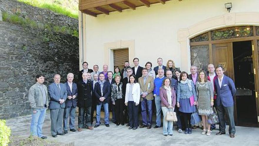 Foto de familia de los miembros del jurado antes de comenzar las deliberaciones en la sede de los Humanitarios.