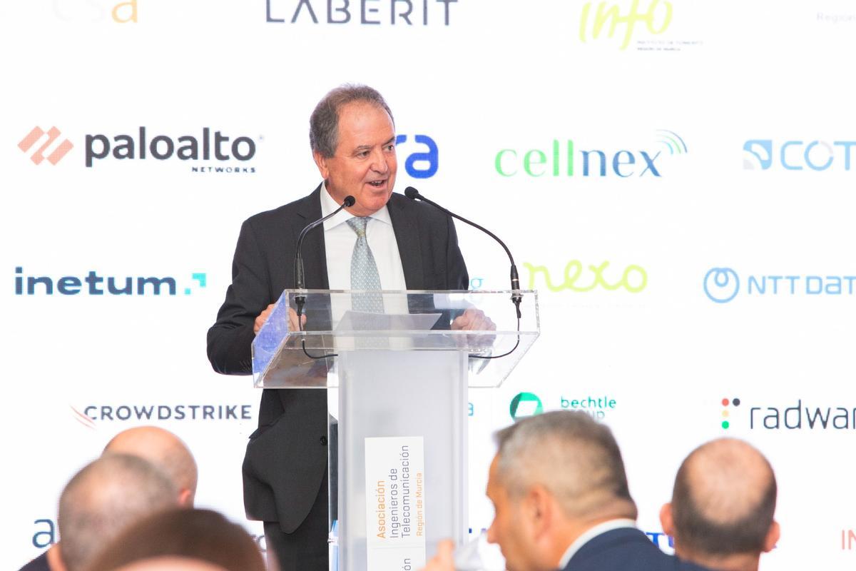 Salvador Gómez, decano del Colegio Oficial y presidente de la Asociación de Ingenieros de Telecomunicación de la Región de Murcia, durante su discurso de bienvenida.