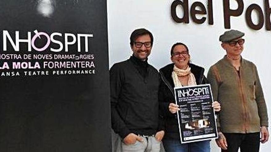 Miquel Costa, Susana Labrador y Manolo Oya, con el cartel de la muestra de teatro.