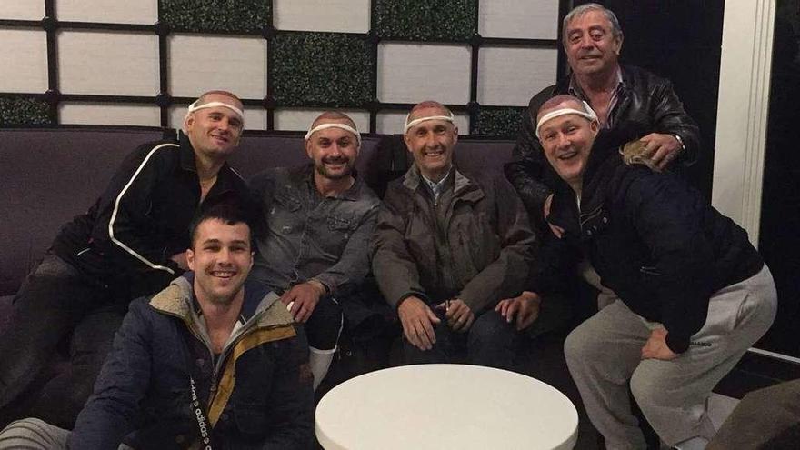 Un grupo de españoles con las bandas que deben llevar tras la operación. No se conocían entre sí antes de llegar a Estambul.