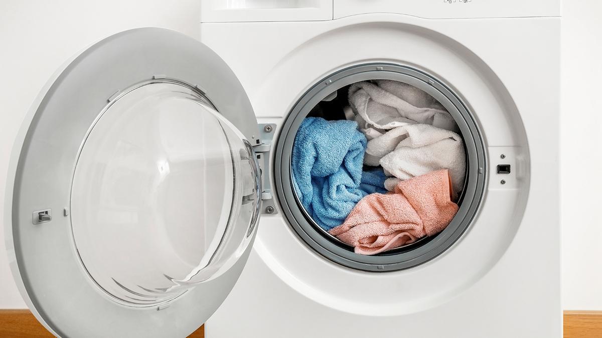 VÍDEO: Adiós a la lejía: la cuchara que echaban las abuelas en la lavadora para dejar la ropa como nueva