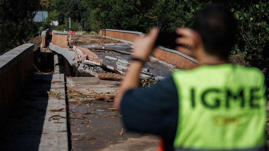 Un trabajador del CSIC observa un puente destrozado en Aldea del Fresno (Madrid).  | // ALEJANDRO M. VÉLEZ