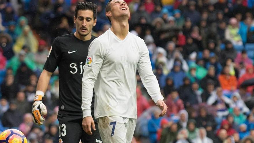 Mariño observa el balón ante la presencia de Cristiano Ronaldo.