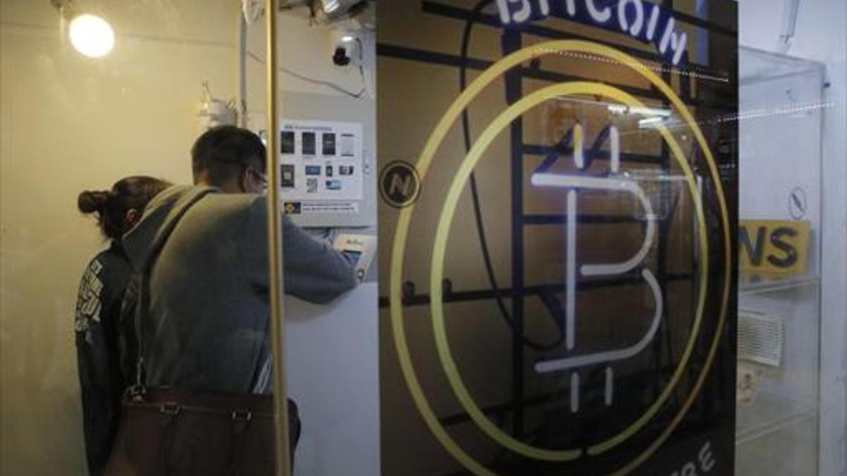 Dos clientes en un Bitcoin ATM de Hong Kong, el pasado sábado.