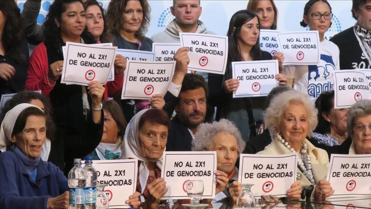 Defensores de los derechos humanos de Argentina celebran que el Senado haya puesto coto a reducir las penas a los represores de la dictadura.