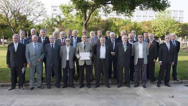 Los 34 colegiados que han recibido la distinción de oro