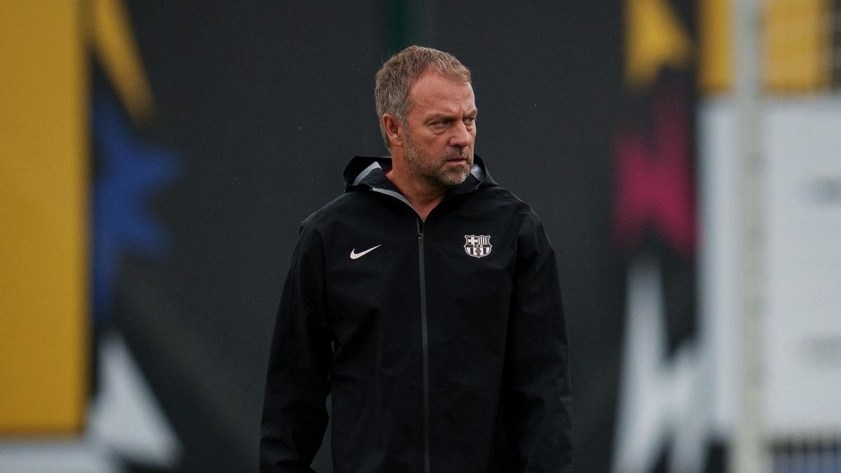 Hansi Flick, el técnico del Barça, en un entrenamiento previo al duelo contra el Villarreal en La Cerámica.