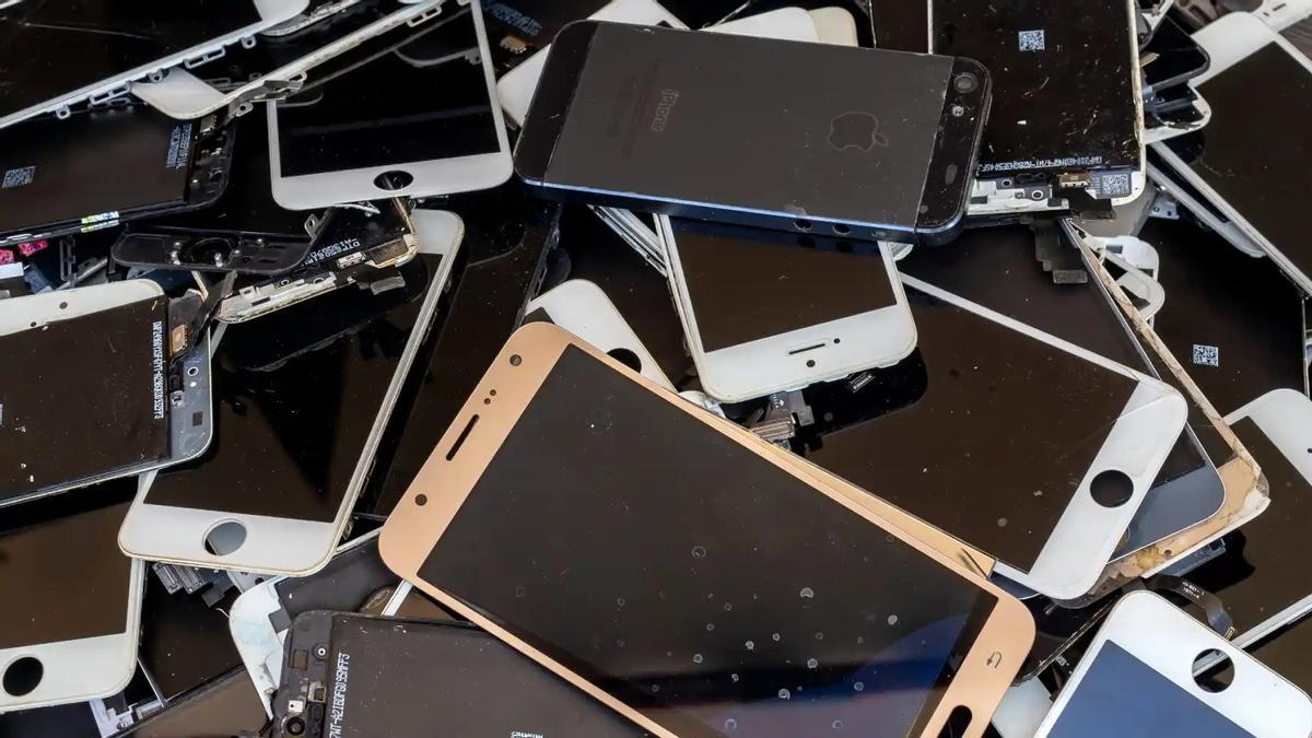 Los teléfonos móviles generan una gran cantidad de CO2 por su corta vida