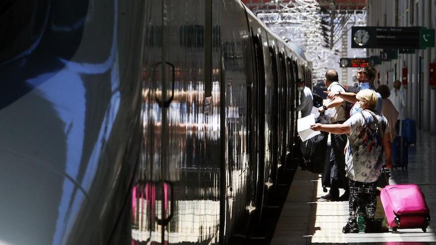 Usuario del AVE en la estación María Zambrano de Málaga.