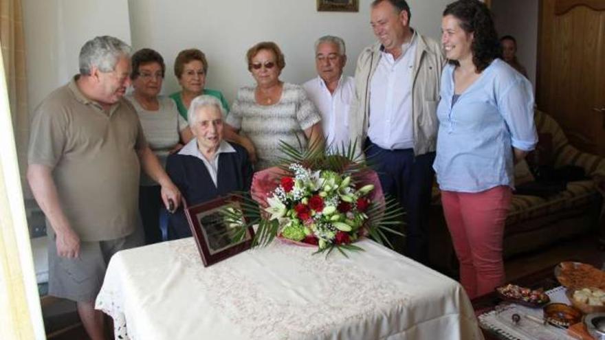 Una vecina  de A Laracha celebra en familia sus 101 años