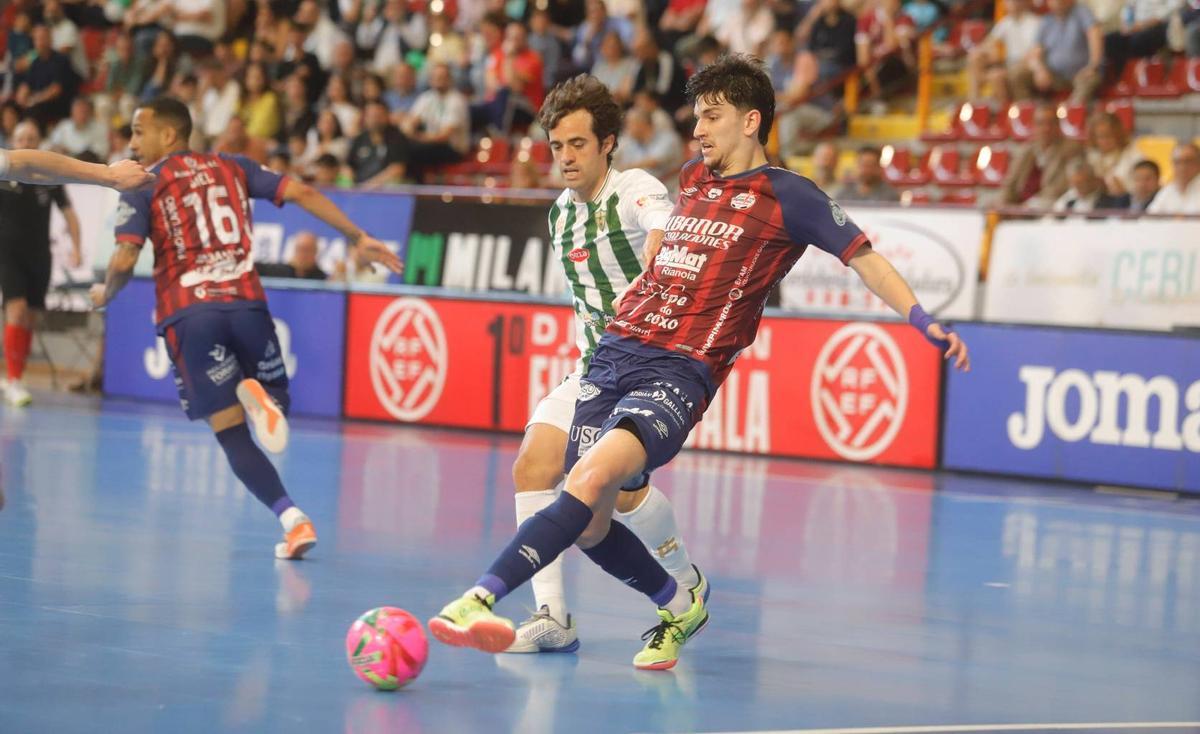 Pablo del Moral defiende a un rival.