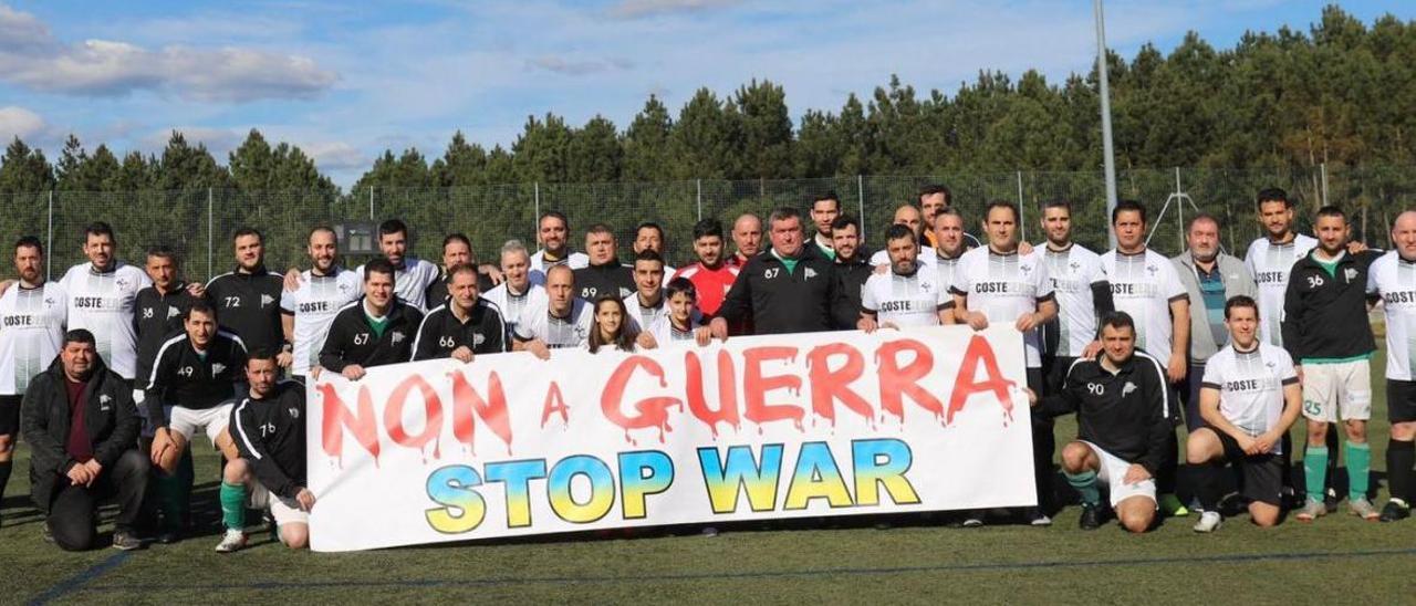 Veteranos del Berres y del Santiso con la pancarta antibelicista.