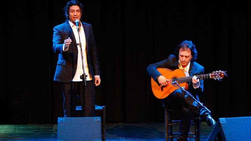 Cástulo, Carmona y Carrión derrochan arte y maestría en el ciclo de flamenco