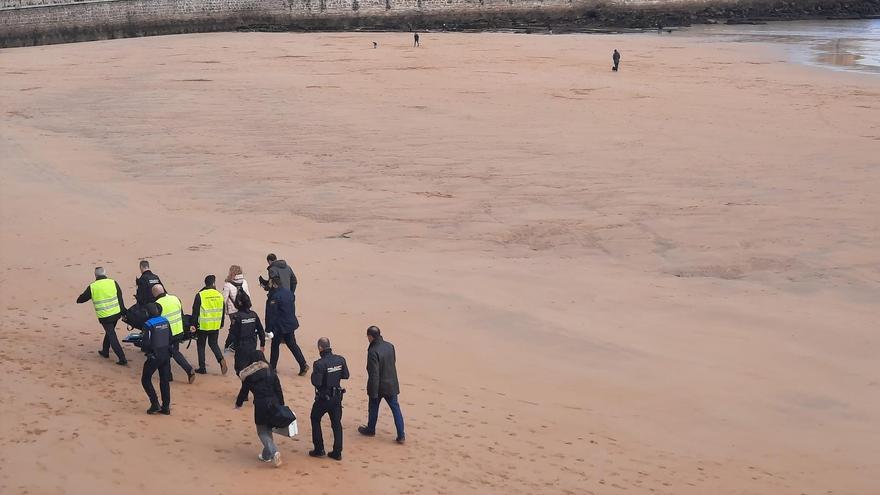 Hallan un cadáver en la playa de San Lorenzo en Gijón