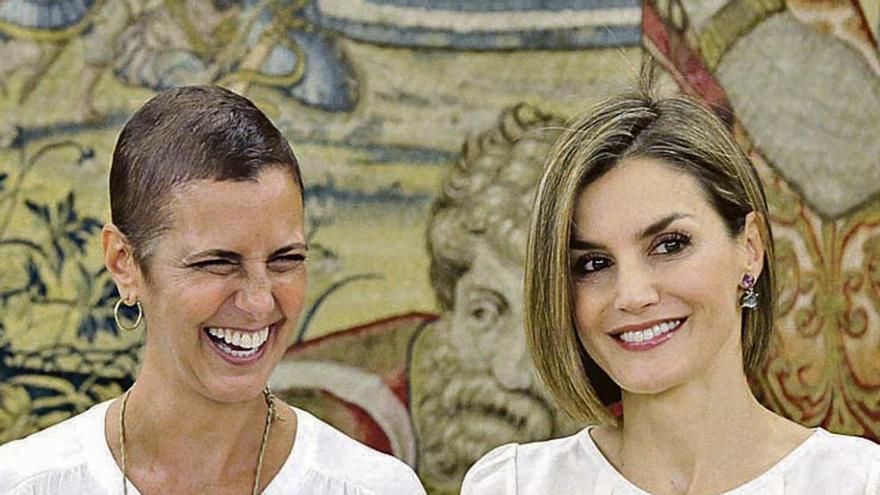María Franco (izquierda) sonríe junto a la Reina Letizia. // Efe