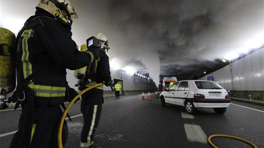 Los bomberos intervienen en tres fuegos de pastos y el incendio de un coche de madrugada