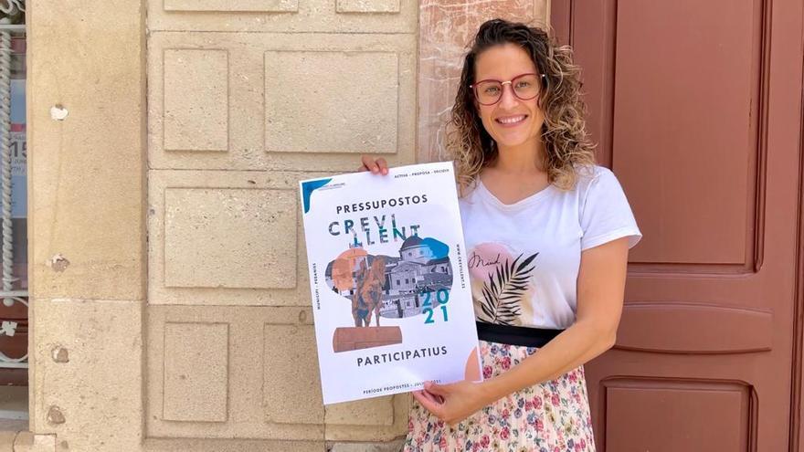 Ana Vanesa, concejala de Participación Ciudadana de Crevillent con el cartel de los primeros presupuestos participativos
