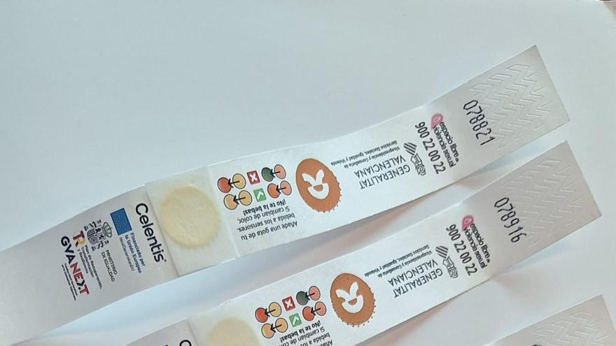 Las pulseras que va a distribuir la Generalitat en las Fiestas de Alcoy / INFORMACIÓN