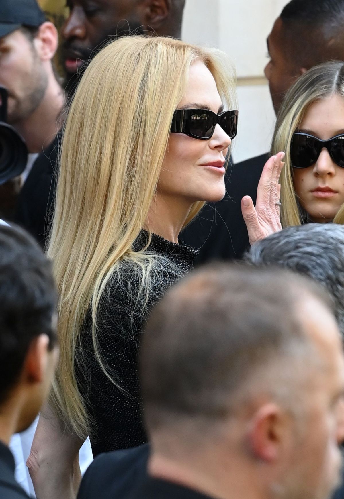 Nicole Kidman con Sunday Rose en el desfile de Balenciaga