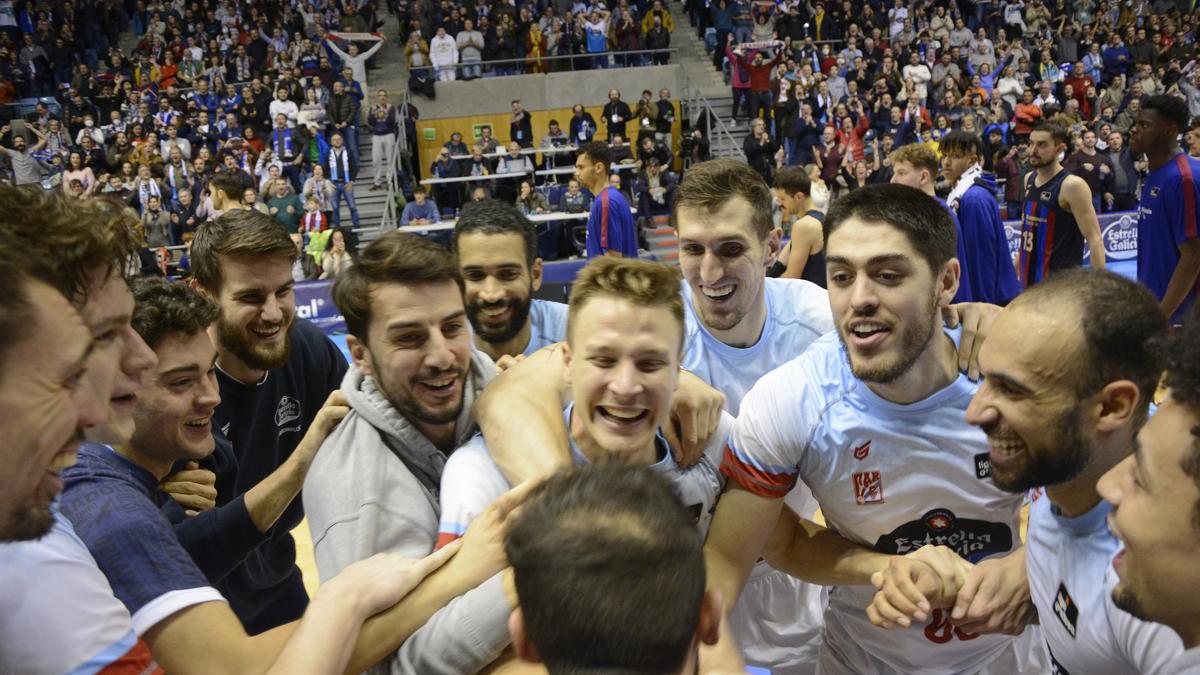 Los jugadores del Obradoiro celebrando la victoria en el partido de ida