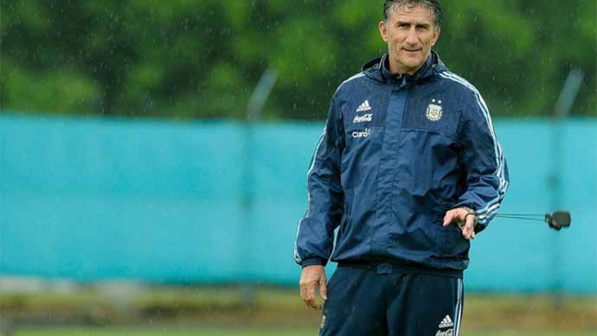 Edgardo Bauza, seleccionador argentino, se la juega este martes contra Colombia en San Juan