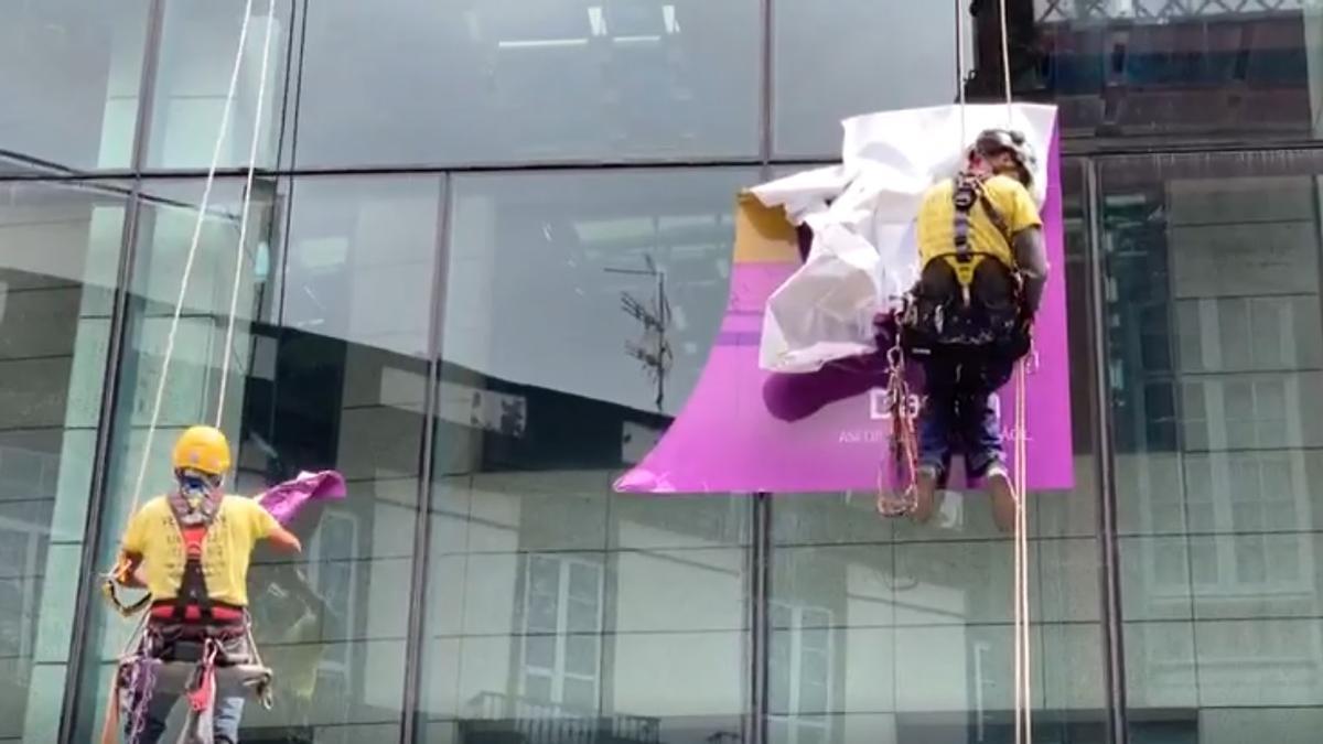 Cambio de logo de Bankia en las oficinas de la entidad en Las Palmas de Gran Canaria