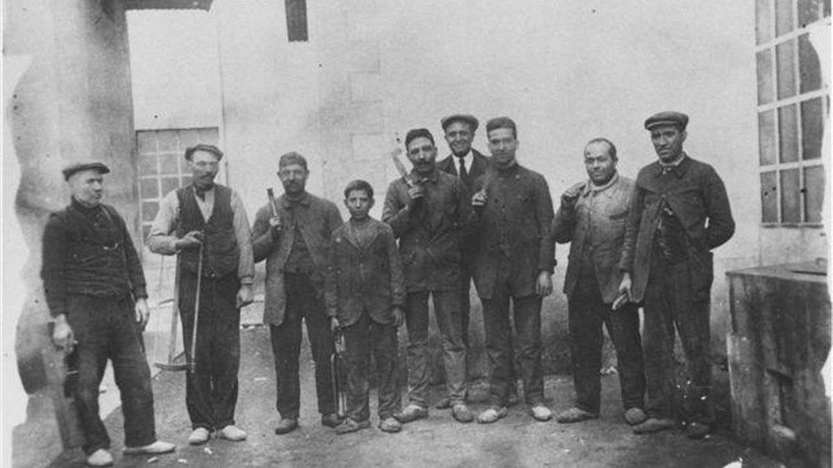 Treballadors de la fusteria de la Coma Cros, en una imatge de 1922