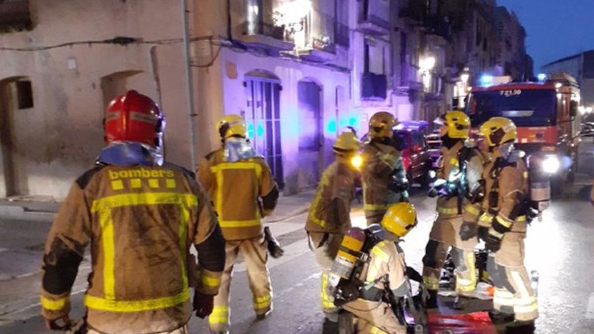 Los bomberos trabajan en el incendio declarado en un piso de Tortosa