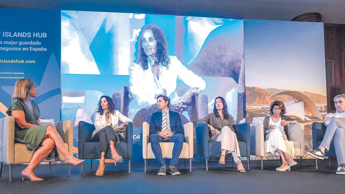 Susana Criado, Dolores Ordóñez, José Mañas, Dácil Domínguez, Carmen Planas und Albert Vergés bei der Debatte.