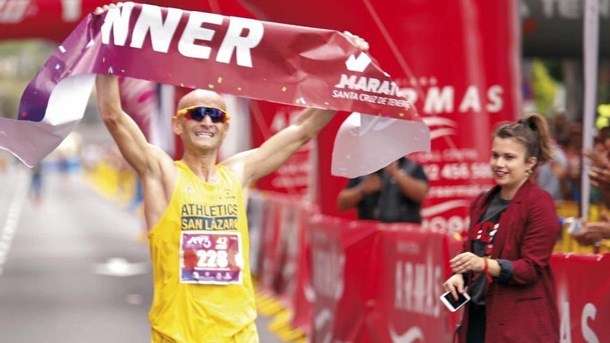 Rubén Pereira festeja su llegada a meta en primera posición en el Maratón Internacional de Tenerife Naviera Armas. // FdV