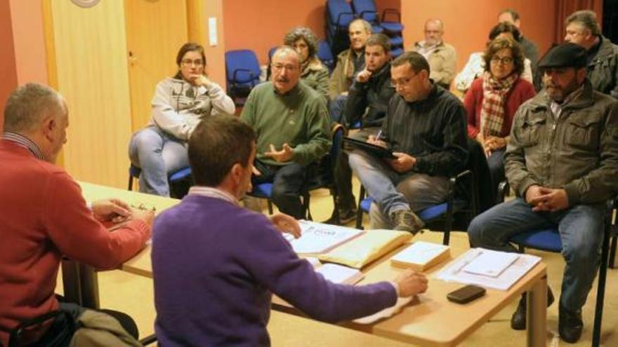 Asamblea de Esquerda Unida, ayer, en A Barcala. / juan varela