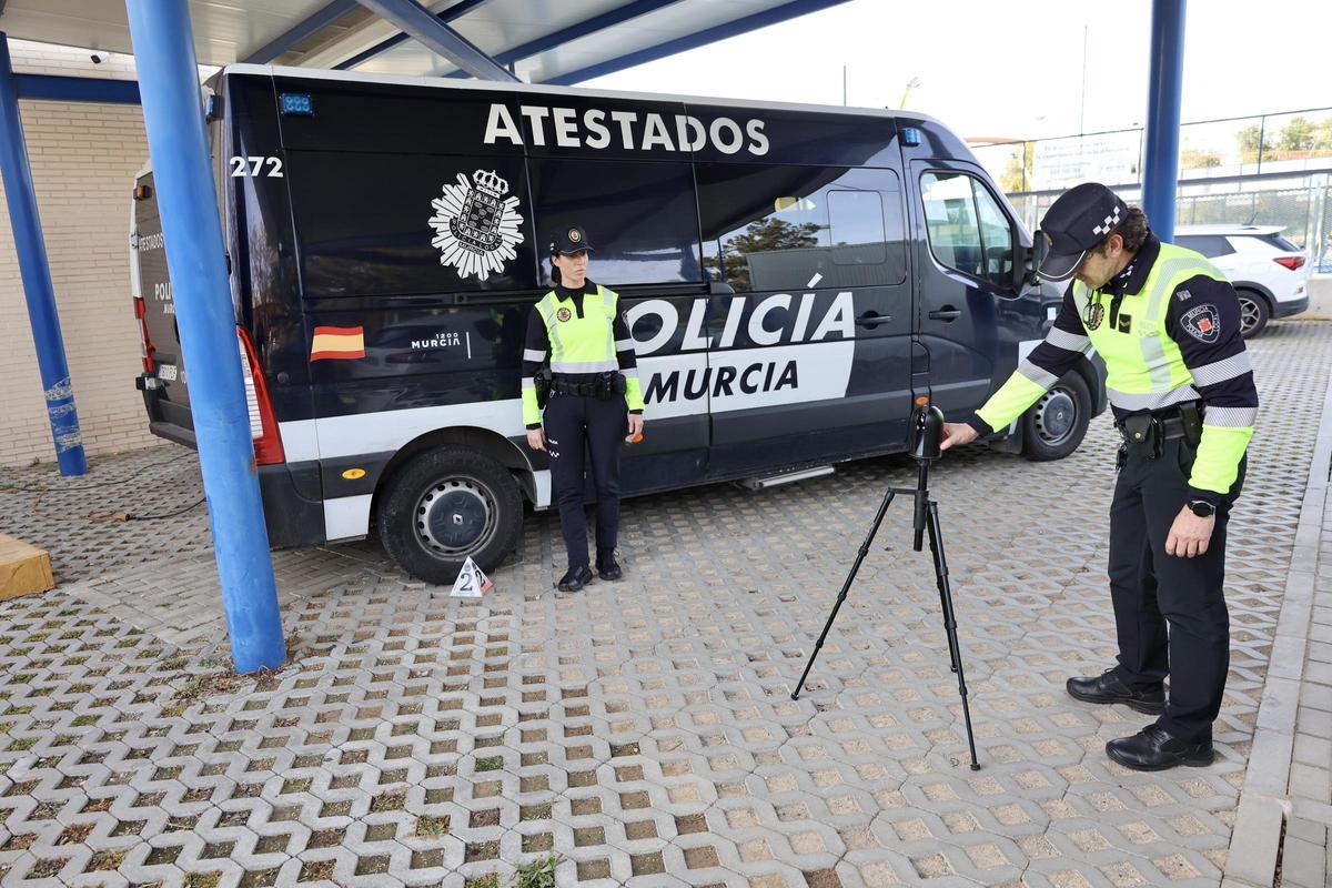 Dos policías junto a un vehículo de Atestados y el escáner, en las instalaciones de La Alberca.