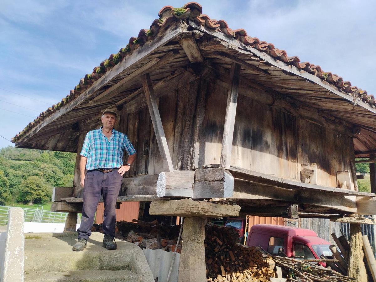 José Manuel Rodríguez junto al hórreo de más de 400 años de Villayo.