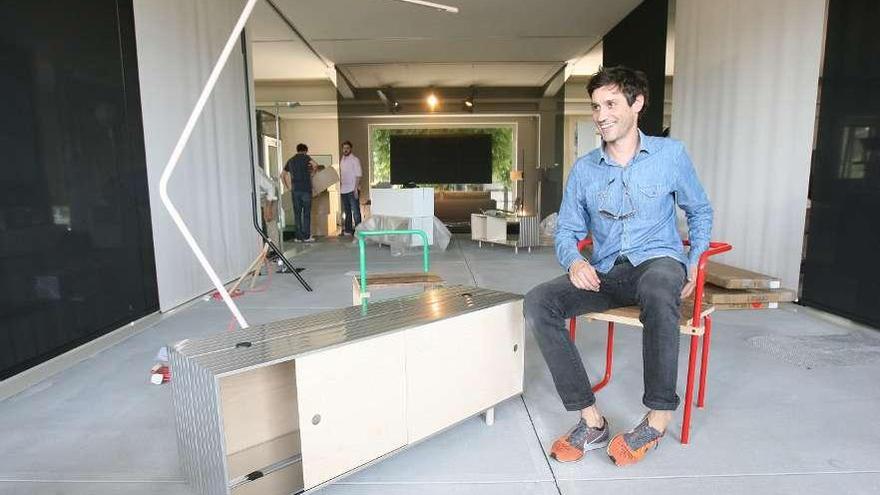Tomás Alonso, ayer, en un momento del montaje de la exposición. // Jesús de Arcos