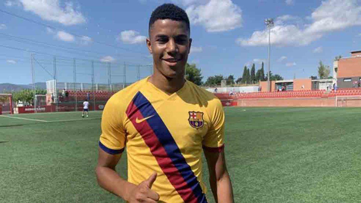 Xavi Mbuyamba, excanterano del Barça ahora en el sub-23 del Chelsea, tiene contrato hasta 2023.jpg