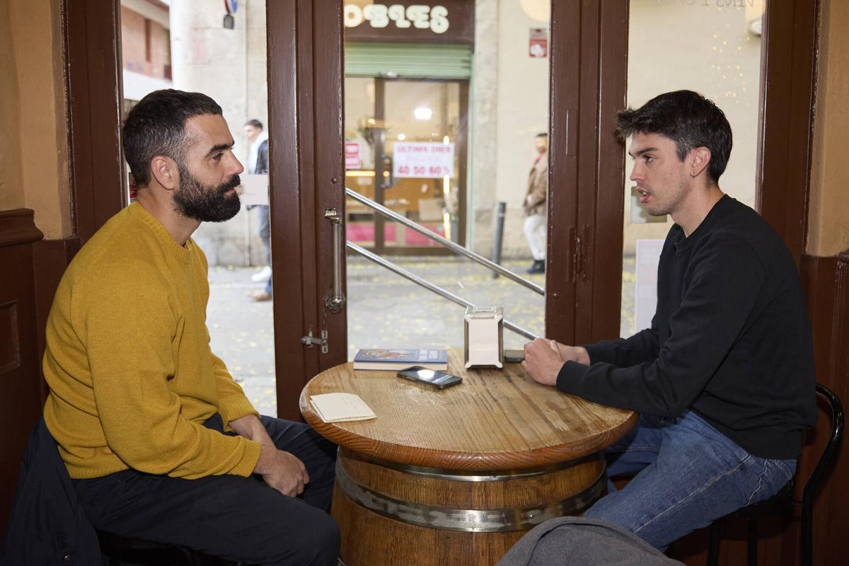 Albert Blaya durante la entrevista en el Bar Canigó en el corazón del barrio de Gràcia