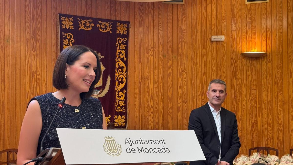 La alcaldesa Amparo Orts junto al edil Martín Pérez, que asumirá el cargo en funciones hasta el pleno de investidura.