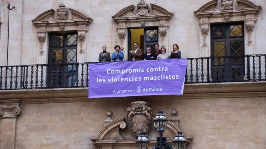 El balcón de Cort ya luce el lazo contra las violencias de género