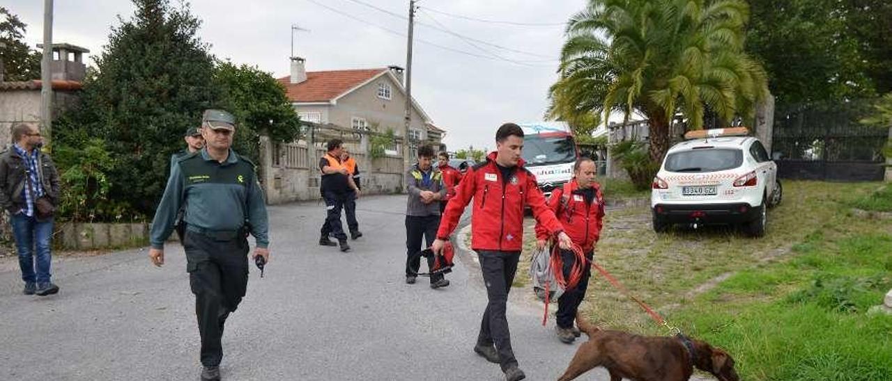 Búsqueda con perros adiestrados de una persona desaparecida en Cotobade. // Gustavo Santos