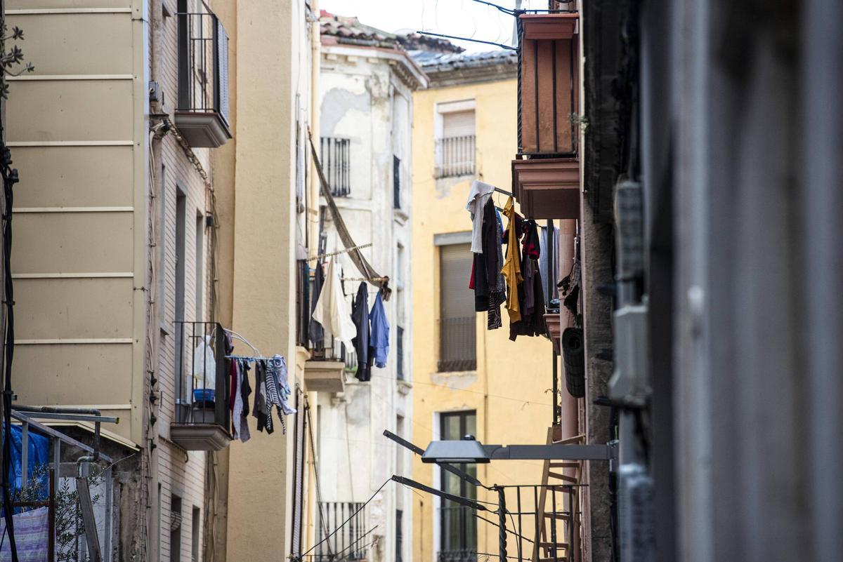 Imatge  de roba estesa en balcons de Manresa