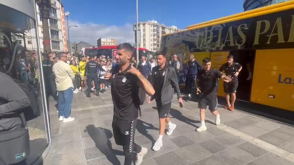 Los jugadores de la UD Las Palmas, a su llegada al hotel de concentración en Santa Cruz de Tenerife.