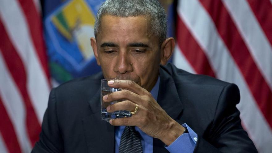 Obama se bebe el agua de Flint