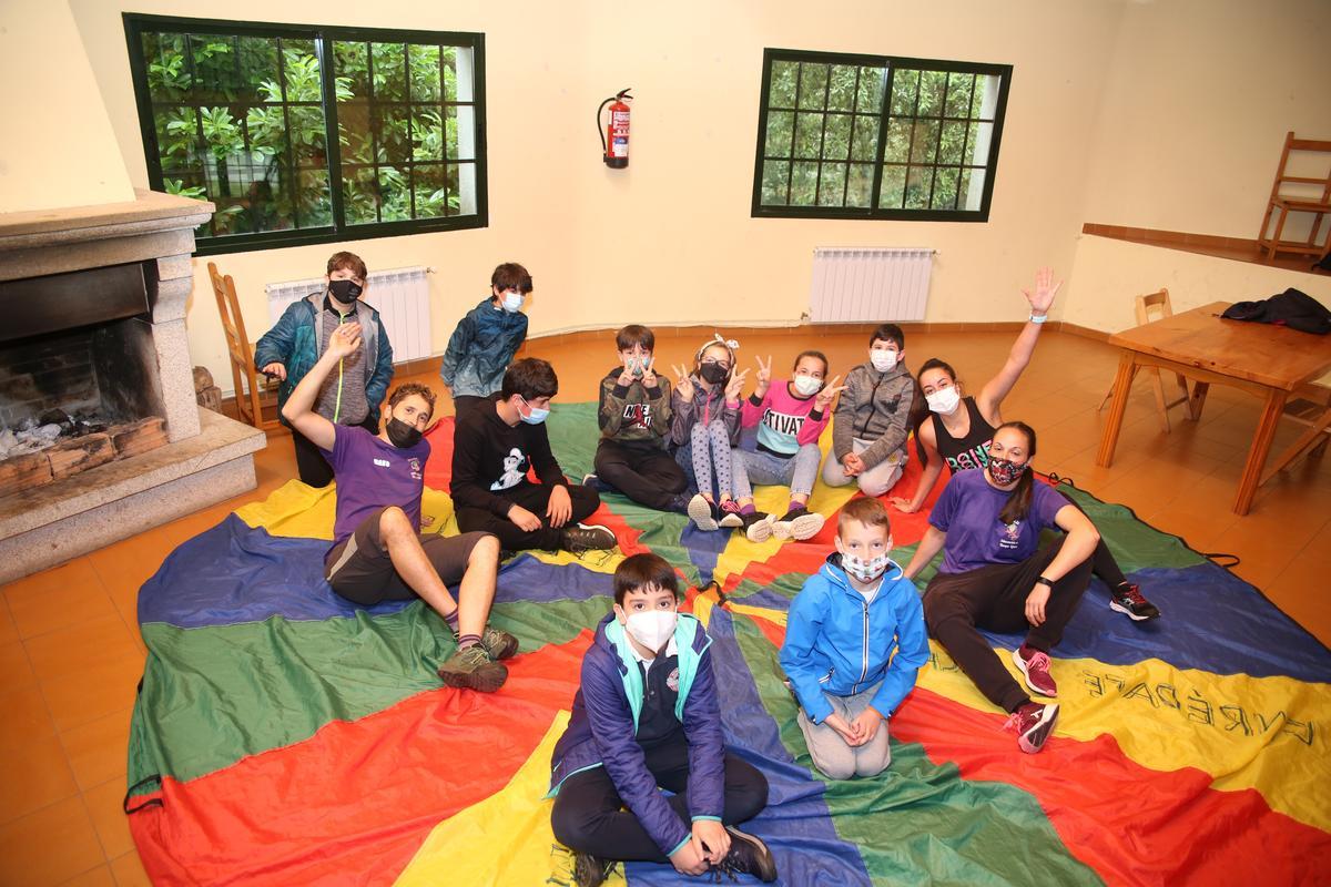 Campamento infantil, ayer por la tarde, en el albergue de Mouriscade.