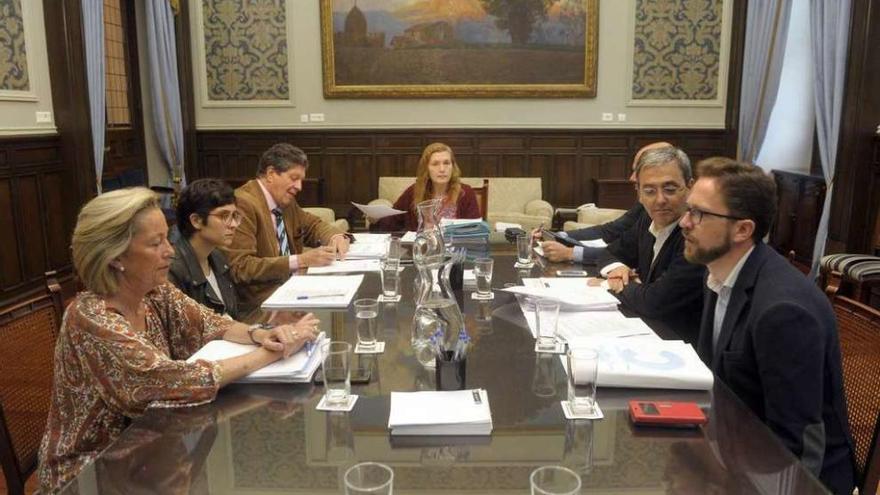 Reunión de la Comisión de Facenda, con la edil responsable, Eugenia Vieito, al fondo.
