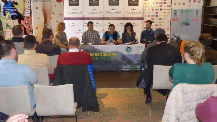 En la mesa, Pablo García, Toño Rodríguez, Javier Fernández, Begoña Cueto y Rubén Álvarez.