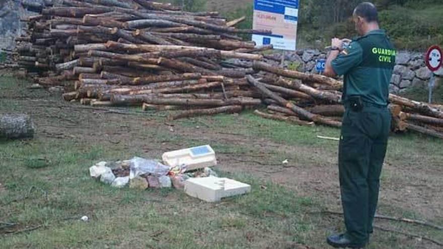 Un agente de la Guardia Civil toma una fotografía de los restos del monolito en Campo de Caso.