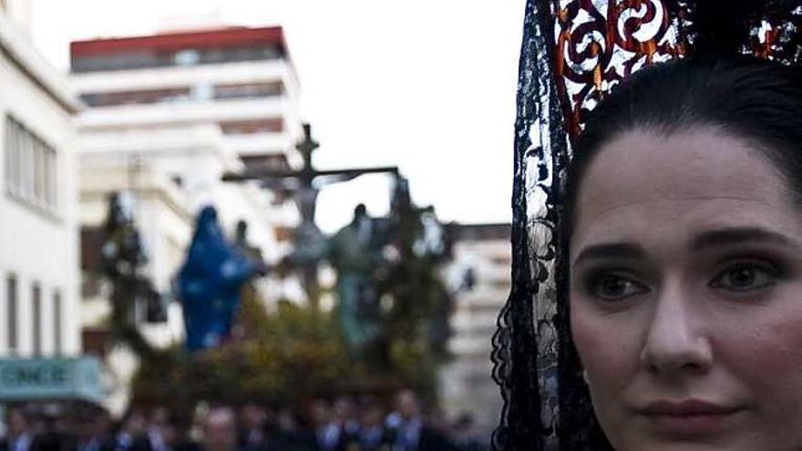 Una dama de mantilla ante el paso de Stabab Mater.