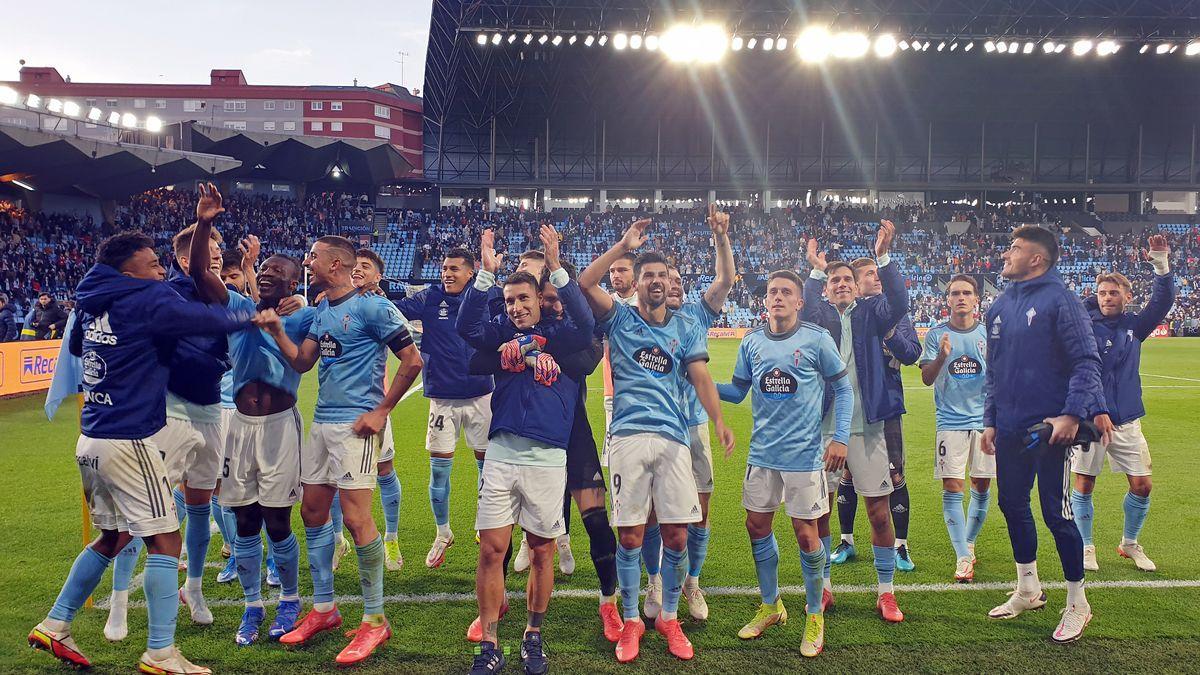 La plantilla del Celta celebra con la afición su valioso empate ante el Barcelona.